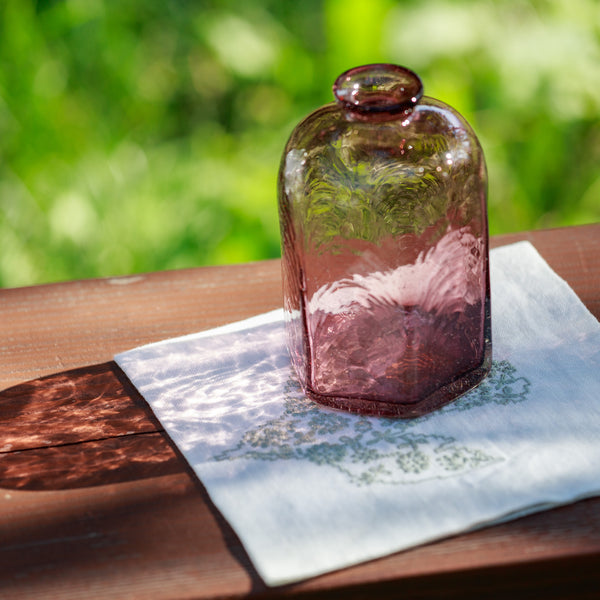 Vase en verre soufflé avec le pourpre en forme hexagonale de fond